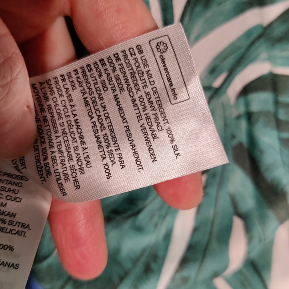 H&M 100% silk botanic large scarf - Picture 2 of 4